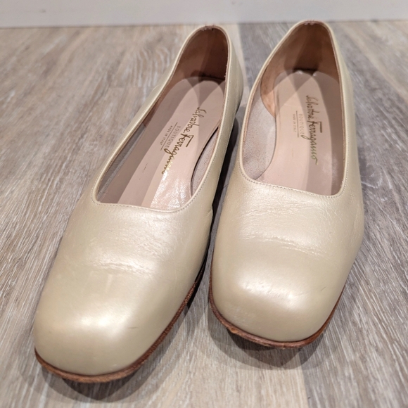 Vintage Salvatore Ferragamo Size 8.5 B Cream Leather Women's Flats Shoes - Picture 1 of 7